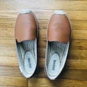 Soludos Platform Leather Smoking Slippers in Tan